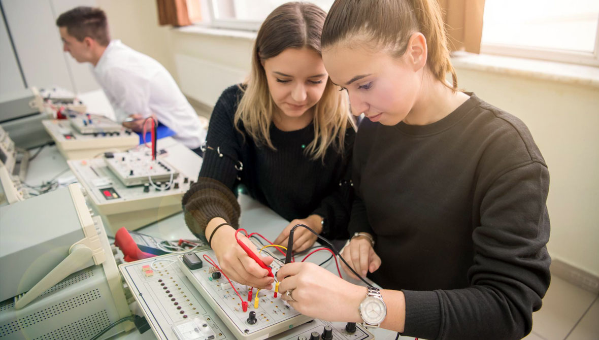 Joven técnica de laboratorio de brazos cruzados y sonriente