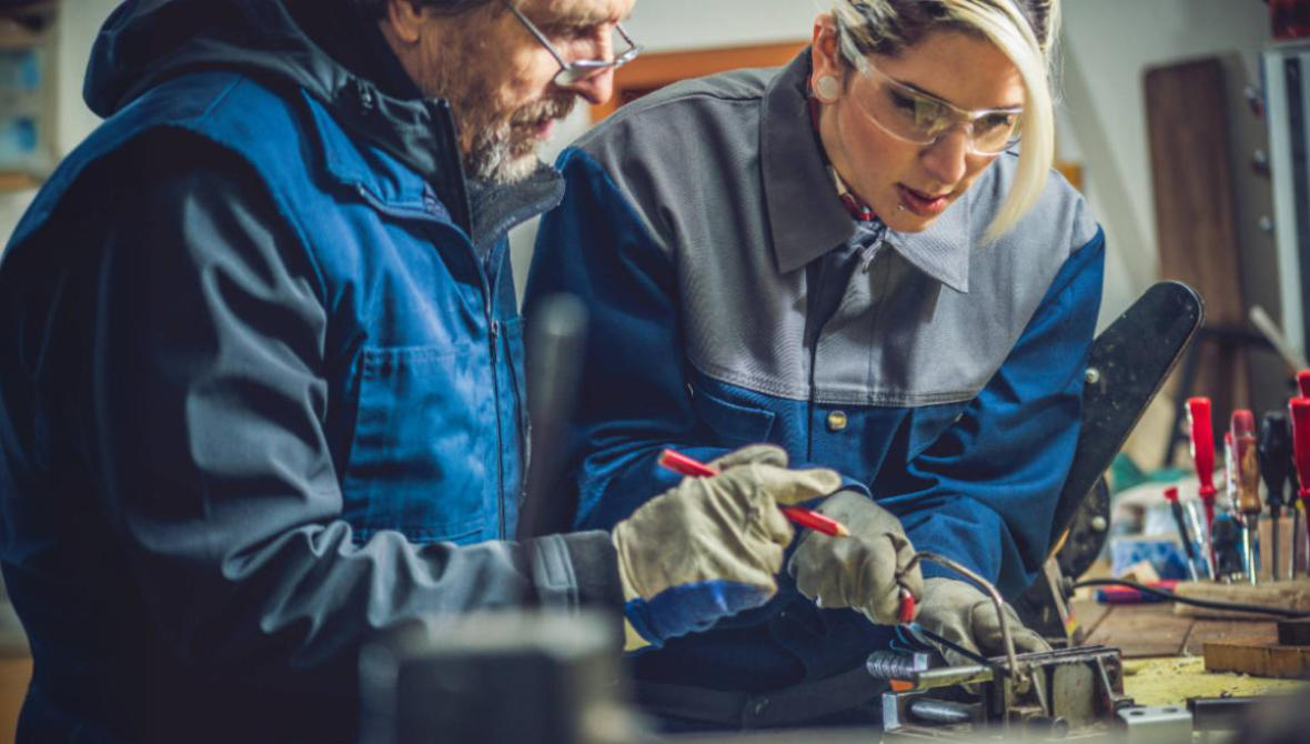 Joven técnica de laboratorio de brazos cruzados y sonriente